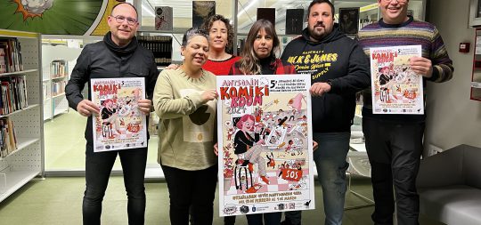 En la imagen aparecen 6 personas organizadoras de las jornadas portando los carteles anunciadores