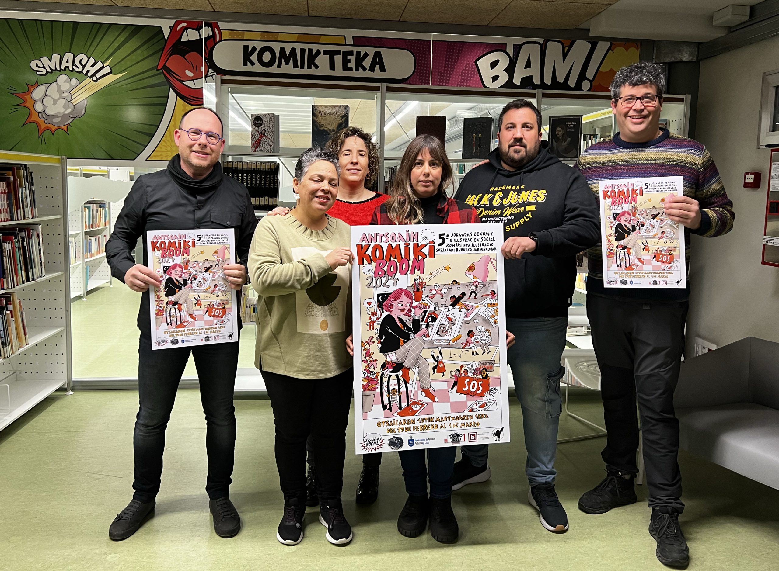 En la imagen aparecen 6 personas organizadoras de las jornadas portando los carteles anunciadores